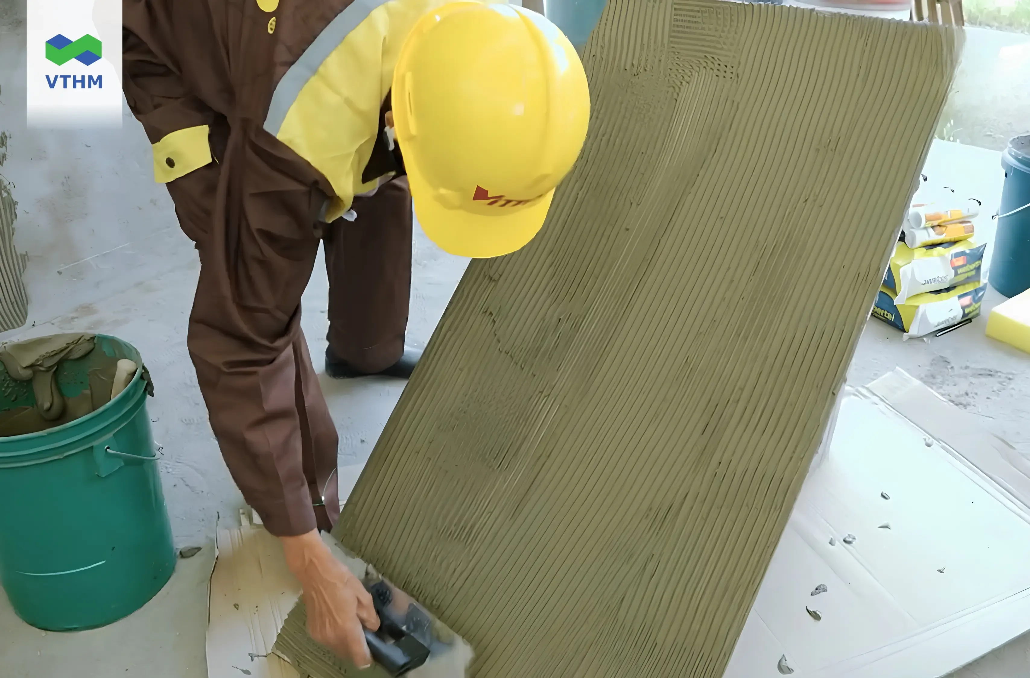 Trát Keo Lên Bề Mặt Gạch Ốp Lát
