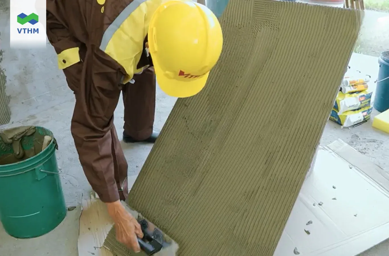 Trát Keo Lên Bề Mặt Gạch Ốp Lát