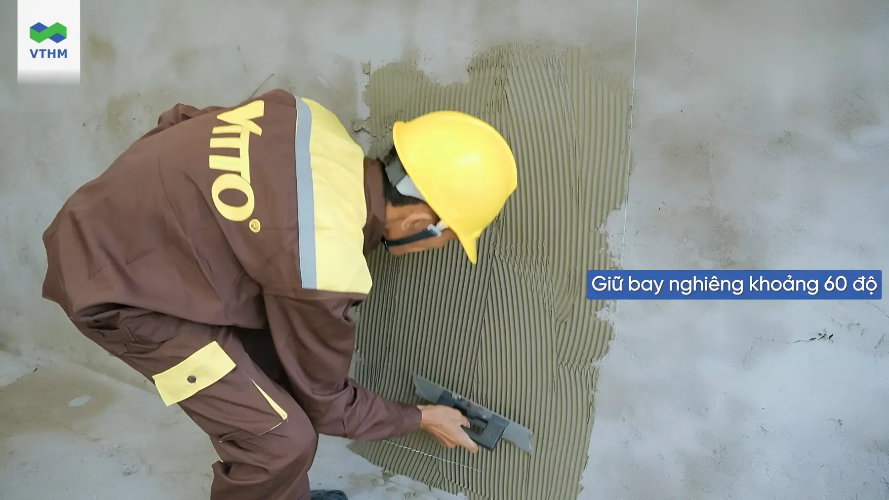 Dùng Bay Răng Cưa Để Dàn Keo Và Tạo Các Rãnh Keo Đồng Đều Trên Bề Mặt.