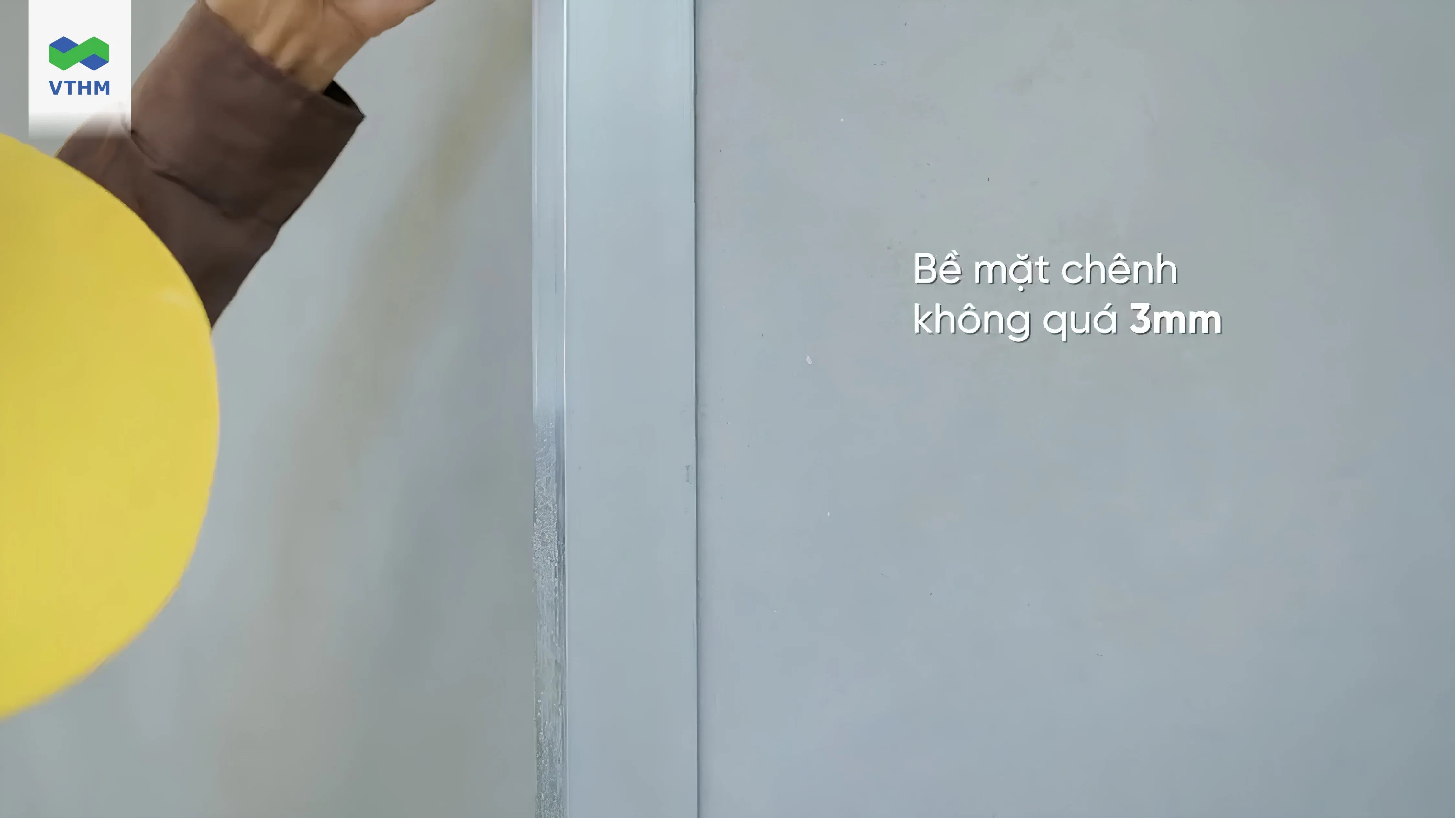 Độ ch&ecirc;nh tr&ecirc;n bề mặt kh&ocirc;ng qu&aacute; 3 mm