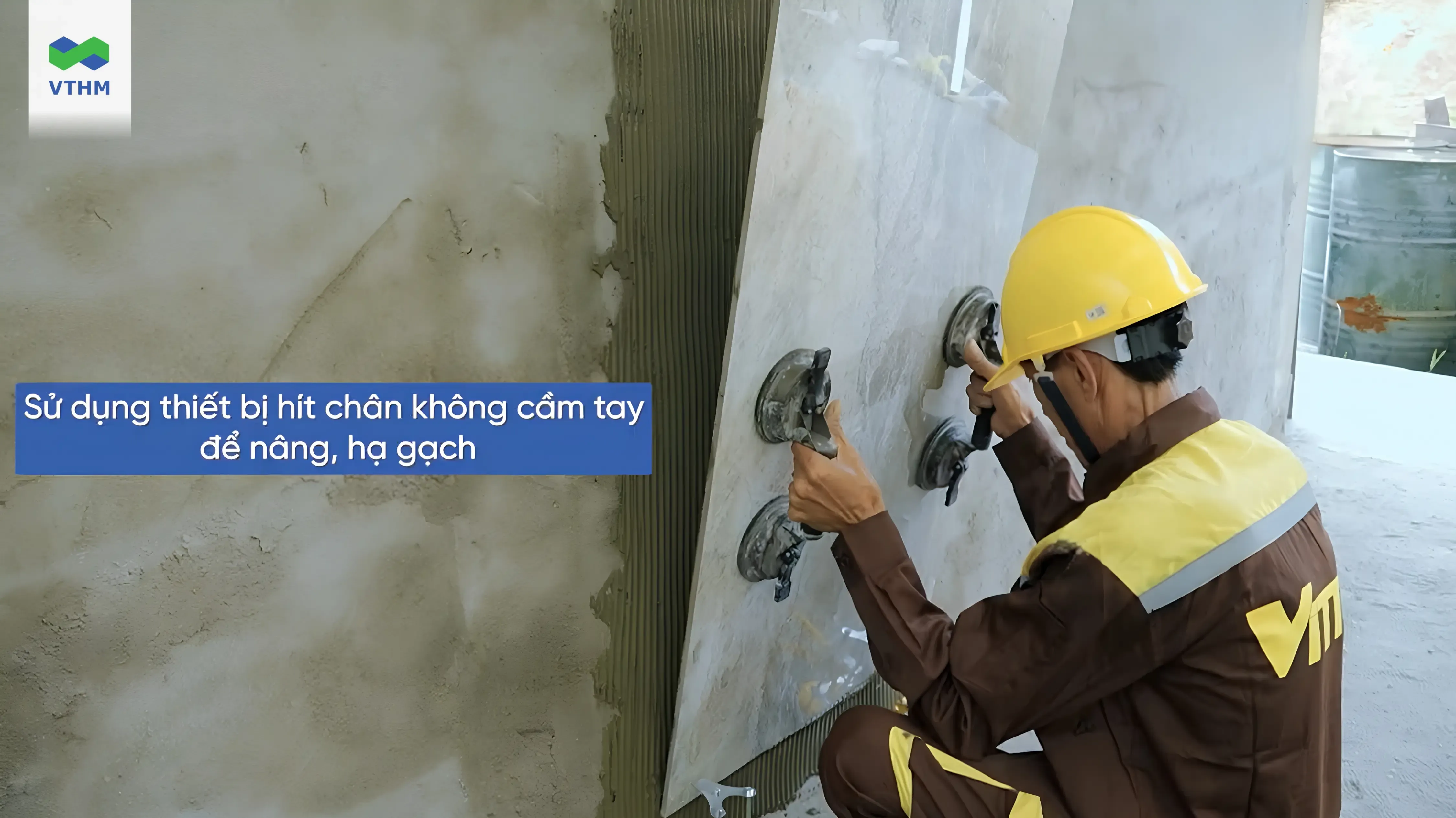 Sử dụng thiết bị h&iacute;t ch&acirc;n kh&ocirc;ng để di chuyển gạch