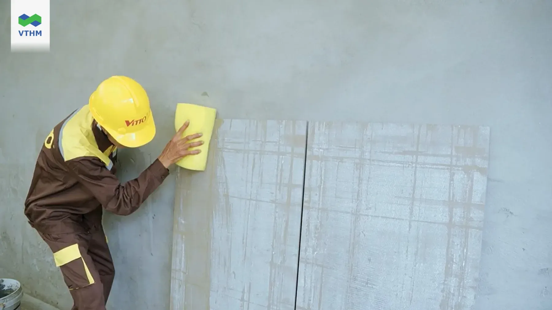 Dùng Miếng Xốp Ẩm Làm Sạch Phía Sau Viên Gạch